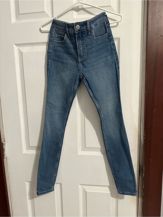 Hollister Denim - Hollister Classic High-Rise Blue Skinny Jeans - Women size 1s
W25 L26